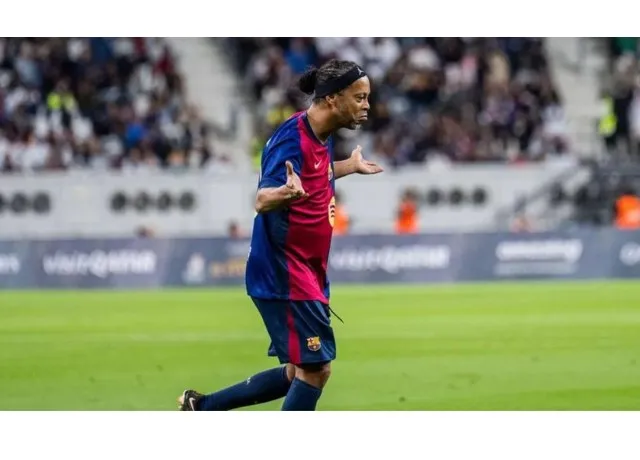 Ronaldinho Stuns Fans with a Spectacular Free Kick